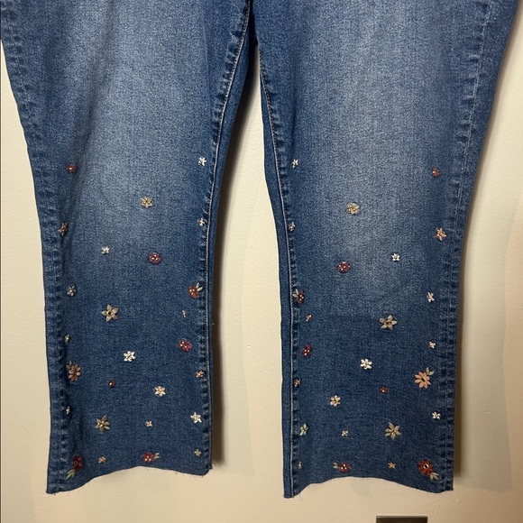 EUC Driftwood Jeans Colette Embroidered Crop Straight Jean in Prairie - Picture 7 of 15